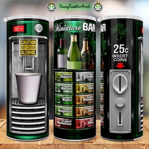 Puede incluir: Un vaso de acero inoxidable verde y negro con un diseño de bar en miniatura. El vaso tiene una ranura para monedas, una palanca y una variedad de opciones de bebidas, incluyendo cócteles, cerveza y vino. El texto "Miniature Bar" y "25c Insert Coins" está impreso en el vaso.
