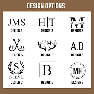 Puede incluir: Nueve opciones de dise&ntilde;o de monograma diferentes para regalos personalizados. Los dise&ntilde;os incluyen iniciales, nombres y s&iacute;mbolos como astas, anzuelos de pesca y una corona.