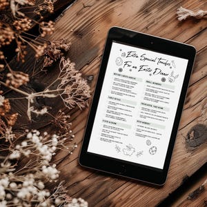 Op de afbeelding: Een zwarte tablet met een menu getiteld "Extra Special Touches For an Easter Dinner" met paasillustraties. De tablet ligt op een rustiek houten oppervlak, met gedroogde bloemstukken op de achtergrond.
