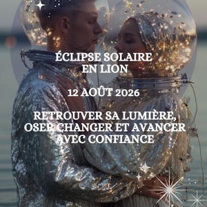 Può includere: Una copertina di ebook con due figure in abiti di paillettes argentate e caschi sferici trasparenti, con il testo ÉCLIPSE SOLAIRE EN LION, 12 AOÛT 2026, RETROUVER SA LUMIÈRE, OSER CHANGER ET AVANCER AVEC CONFIANCE e Ebook by Cosmic Lili.