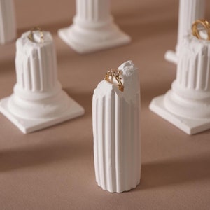 Elegante porta anelli in gesso in stile colonna romana, espositore per gioielli, elegante regalo per fidanzata, per moglie, espositore per anello di fidanzamento