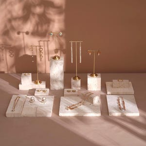 イエロートラバーチンジュエリーイベントディスプレイ小道具コンセプトストアブティック真鍮イヤリングネックレスオーガナイザーゴールドリングブレスレットホルダーアームバンドトレイ