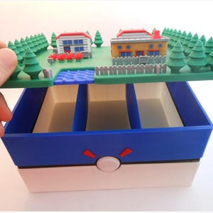 Caja 3D para cartas inspirada en Pueblo clásico de criaturas • Hasta 1500 cartas • Impresa en PLA • Regalo friki coleccionista