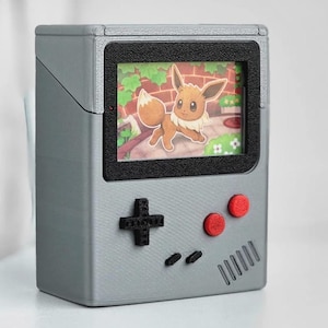 Caja 3D estilo consola retro para cartas TCG • Inspirada en videojuegos clásicos • Impresa en PLA • Regalo friki coleccionista