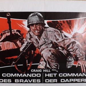 Può includere: Un poster cinematografico vintage per il film "Le Commando des Braves" (Il Commando dei Valorosi) con un soldato con un elmetto che tiene una pistola e un carro armato sullo sfondo. Il poster è in francese e olandese.