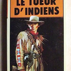 Puede incluir: Una portada de libro de bolsillo vintage con un fondo naranja brillante y el título "LE TUEUR D'INDIENS" en texto negro. La portada presenta un dibujo de un hombre con un sombrero de vaquero y un abrigo largo, sosteniendo un rifle.