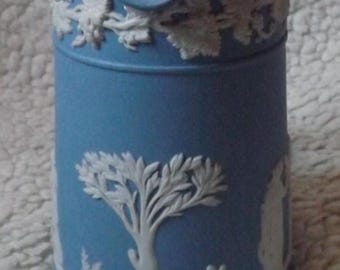 Kleiner blau-weißer Krug aus Wedgwood-Jaspis im neoklassizistischen Stil.  1957.