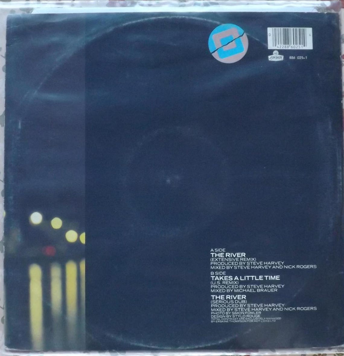 MAXI 45t. 12".   TOTAL CONTRAST.   The River Extended Version.   1986.  (Disco) ., foto 2 de 4