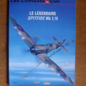 Puede incluir: Una portada de libro con un cielo azul con un avión blanco y verde volando a través de las nubes. El título del libro es "Les Combats du Ciel" y el subtítulo es "Le Légendaire Spitfire Mk I/II".