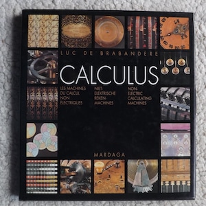 Może przedstawiać: Okładka książki z tytułem "Calculus" autorstwa Luca De Brabandere. Okładka przedstawia różne obrazy starych maszyn liczących, w tym koła zębate, tarcze i dźwignie. Książka została wydana przez Mardaga.
