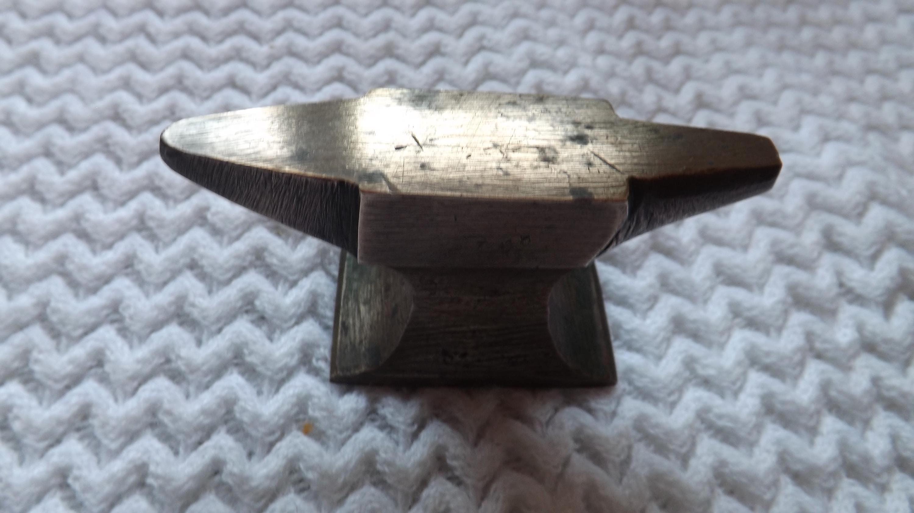 Petite Enclume Ancienne En Acier Chromé – Forge Ou Déco Atelier