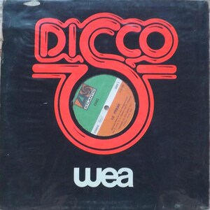 Puede incluir: Un disco de vinilo negro con un logotipo rojo y blanco "Disco 76". La etiqueta del disco es verde y naranja con el texto "Atlantic" y "Le Freak". El disco está en una funda de plástico con un logotipo blanco "wea".