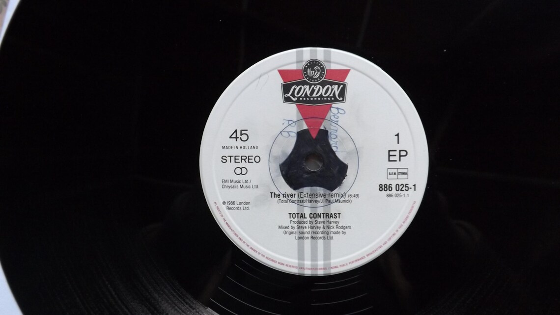 MAXI 45t. 12".   TOTAL CONTRAST.   The River Extended Version.   1986.  (Disco) ., foto 3 de 4