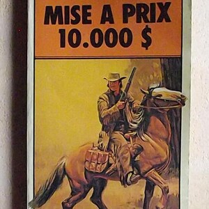 Peut inclure: Couverture de livre vintage avec le titre "MISE A PRIX 10.000 $" en lettres noires sur fond orange. L'illustration représente un cow-boy à cheval, tenant un fusil. Le livre est de Clifton Adams.
