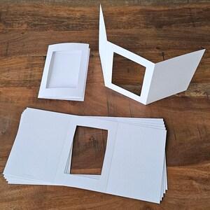 DIN B6 (12 x 17 cm) Carte au point de croix Carte à ouverture Carte passe-partout Carton recyclé 300 g Dimensions de la fenêtre 9 x 14 cm 55 couleurs également en DIN A6 + DIN A5