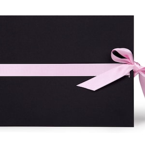 Tarjeta fotográfica de 15 x 21 cm. Profesional High End XL Baby doble paspartú para foto tamaño 13 x 18 cm. Cartulina fina rosa negra con cinta de raso de doble cara.