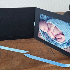 15x21cm Foto Karte Professional HighEnd XL Baby Doppel Passepartout für Fotogröße 13x18cm Feinkarton Blue Black mit doppelseitigem Satinband