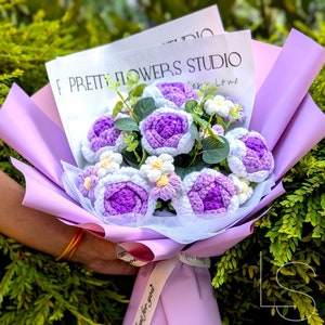 Häkelblumenstrauß, lila Rose Häkelblumen, Hochzeitsstrauß, Blumenarrangement Valentinstag, Muttertag, Geschenke zum Abschluss,