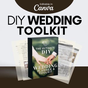 Könnte beinhalten: Ein schwarz-weißes Buch mit dem Titel "The Ultimate DIY Wedding Planner & Toolkit" mit den Händen eines Paares, die sich auf dem Cover gegenseitig die Finger halten. Das Buch liegt auf einer weißen Oberfläche mit einem Blatt Papier mit Text darauf.