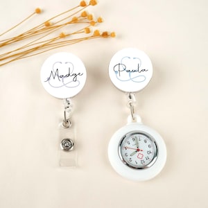Personalisierte medizinische Scrubs Uniform einziehbare Id Card Badge Reel für Krankenschwester oder Gesundheitshelfer Personal Geschenk Stethoskop