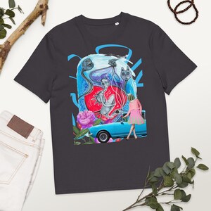 Camiseta unisex de algodón orgánico, ropa urbana gótica, arte urbano con toques de fantasía, arte vintage, estilo urbano, diseño colorido.