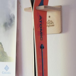 Suporte de parede para esquis feito à mão em madeira compensada de bétula: armazenamento minimalista para esquis