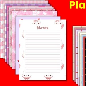 Pode incluir: Uma pilha de blocos de notas coloridos com vários designs, incluindo padrões florais rosa e páginas pautadas. Os textos "Notes", "Plan with Ease" e "Stay Organized Every Day!" são visíveis. Alguns blocos de notas têm ilustrações de gatos.