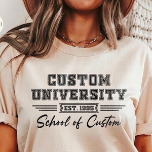 Benutzerdefiniertes College-T-Shirt Personalisiertes Universitäts-T-Stück Geschenk für ihren Abschlussgeschenk-Studenten-Einschulungsgeschenk-Campus-Hemd Einzigartiges Abschluss-T-Shirt