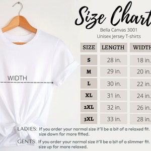K&ouml;nnte beinhalten: Ein wei&szlig;es Bella Canvas 3001 Unisex-Jersey-T-Shirt auf einem Holzb&uuml;gel. Das Bild enth&auml;lt eine Gr&ouml;&szlig;entabelle mit Ma&szlig;en in Zoll f&uuml;r die Gr&ouml;&szlig;en S bis 3XL, die L&auml;nge und Breite angeben.