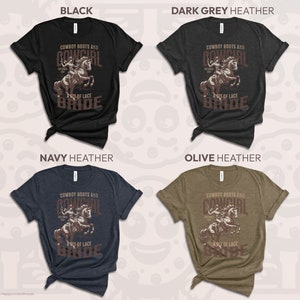 K&ouml;nnte beinhalten: Vier T-Shirts in verschiedenen Farben: Schwarz, Dunkelgrau-Melange, Marineblau-Melange und Oliv-Melange. Jedes Shirt zeigt eine Grafik mit einer Cowgirl auf einem Pferd und dem Text "Cowboy Boots and Cowgirl, A Bit of Lace, Bride."