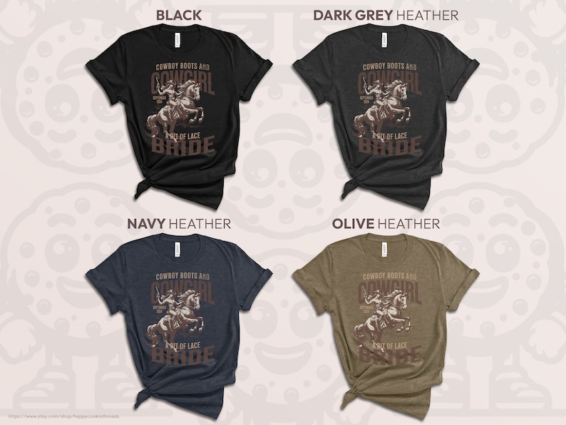 K&ouml;nnte beinhalten: Vier T-Shirts in verschiedenen Farben: Schwarz, Dunkelgrau-Melange, Marineblau-Melange und Oliv-Melange. Jedes Shirt zeigt eine Grafik mit einer Cowgirl auf einem Pferd und dem Text "Cowboy Boots and Cowgirl, A Bit of Lace, Bride."