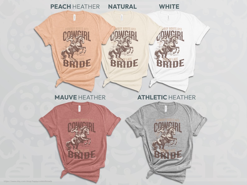 K&ouml;nnte beinhalten: Verschiedene T-Shirts in Farben wie Pfirsich, Creme, Wei&szlig;, Malve und Grau. Jedes Shirt zeigt eine Grafik einer Cowgirl auf einem Pferd mit dem Text "Cowboy Boots and Cowgirl Lace Bride."
