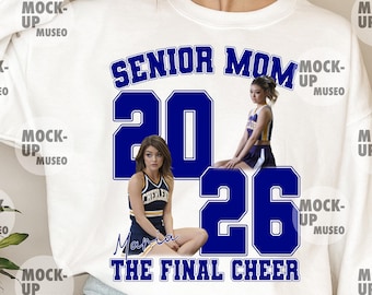 Puede incluir: Sudadera blanca con el texto azul "SENIOR MOM 2026". El diseño incluye dos imágenes de una animadora, el nombre "Maria" y la frase "THE FINAL CHEER".