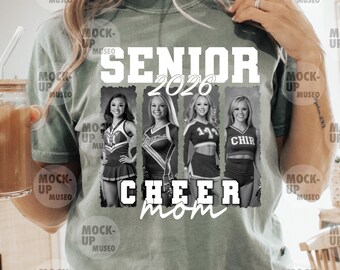 Puede incluir: Una camiseta verde salvia con las palabras "SENIOR 2026" sobre una foto en blanco y negro de cuatro animadoras. Debajo de la foto, las palabras "CHEER mom" están impresas en blanco.
