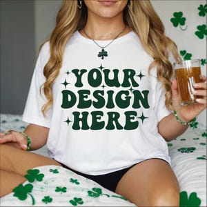 Pode incluir: Camiseta branca com um design de fonte retro verde que diz "YOUR DESIGN HERE".