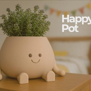 Pode incluir: Um vaso Happy Pot bege sorrindo com uma planta verde dentro. O vaso tem um design de desenho animado com pernas e braços. O texto "Happy Pot" é exibido em branco.