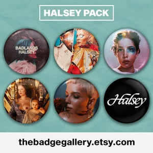 Könnte beinhalten: Ein Set mit sechs runden Anstecknadeln mit verschiedenen Bildern der Sängerin Halsey. Die Nadeln zeigen Bilder von Halsey von verschiedenen Albumcovern, darunter "Badlands" und "If I Can't Have Love, I Want Power".