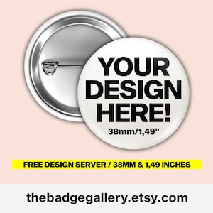 Può includere: Due distintivi rotondi bianchi con retro a spillo argentato. Un distintivo mostra il testo "YOUR DESIGN HERE!" in grassetto nero. Il distintivo misura 38 mm di diametro. Un banner giallo in basso recita "FREE DESIGN SERVER / 38MM & 1,49 INCHES".