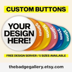 Könnte beinhalten: Werbebild für individuelle Buttons mit dem Text "YOUR DESIGN HERE!". Das Bild zeigt Buttons in verschiedenen Größen, von 25 mm bis 59 mm. Der Text "CUSTOM BUTTONS" steht oben, mit der Website-Adresse unten.