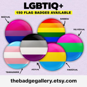 Peut inclure: Six badges ronds avec des drapeaux de la fierté LGBTQ+, dont les drapeaux bisexuel, arc-en-ciel, polysexuel, transgenre, asexuel et pansexuel. Le texte "LGBTIQ+ 150 BADGES DE DRAPEAUX DISPONIBLES" est affiché en haut, avec l'URL de la boutique Etsy en bas.