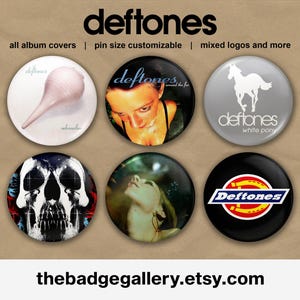 Op de afbeelding: Zes verschillende knoopsgaten met afbeeldingen van de band Deftones. De pins tonen verschillende albumhoezen, logo's en bandafbeeldingen. De pins zijn aanpasbaar in grootte.