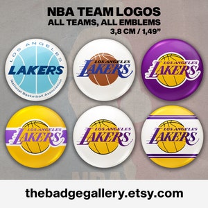 Peut inclure: Six badges bouton différents représentant le logo des Los Angeles Lakers. Les logos sont sur des fonds de couleurs différentes : violet, jaune, blanc, bleu et deux nuances de jaune différentes. Le texte sur les badges indique « Los Angeles Lakers » et « National Basketball Association ». Les badges ont un diamètre de 3,8 cm / 1,49 pouce.
