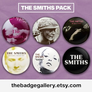Pode incluir: Um conjunto de seis botões redondos com as capas dos álbuns dos The Smiths. Os botões são pretos, brancos, amarelos e vermelhos. Os títulos dos álbuns incluem "Meat is Murder", "The Queen is Dead", "Strangeways, Here We Come", "Rank" e "The Smiths".