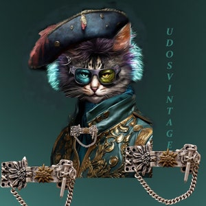 Könnte beinhalten: Eine Katze trägt eine blaue und goldene Jacke, eine blaue Baskenmütze und eine Sonnenbrille. Die Katze hat grüne und blaue Augen. Die Katze trägt eine silberne Kette mit einem silbernen Anhänger um den Hals. Die Katze steht vor einem grünen Hintergrund. Der Text "UDOS VINTAGE" ist vertikal auf der rechten Seite des Bildes geschrieben.