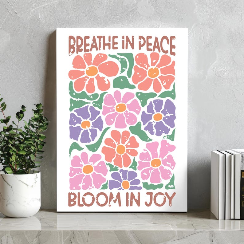 Może przedstawiać: Biały nadruk na pł&oacute;tnie z kwiatowym wzorem i napisami "Breathe in Peace" i "Bloom in Joy". Kwiaty są w odcieniach r&oacute;żu, pomarańczy i fioletu z zielonymi liśćmi. Idealny do dekoracji wnętrz.