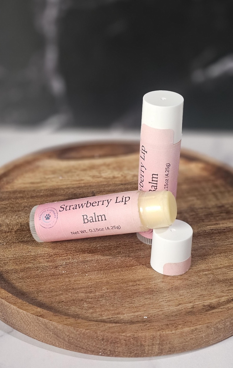 Puede incluir: Un juego de tres tazas de cer&aacute;mica con un acabado moteado y mate. Las tazas son en tonos crema, marr&oacute;n claro y marr&oacute;n oscuro. Cada taza tiene un dise&ntilde;o simple y minimalista, ideal para caf&eacute; o t&eacute;.