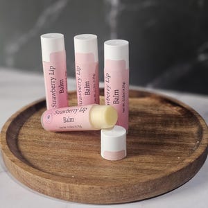 Puede incluir: Un letrero de madera r&uacute;stica con el texto "Welcome to our home" en letras blancas. El letrero presenta un acabado envejecido y un dise&ntilde;o sencillo y acogedor, ideal para un porche o entrada.