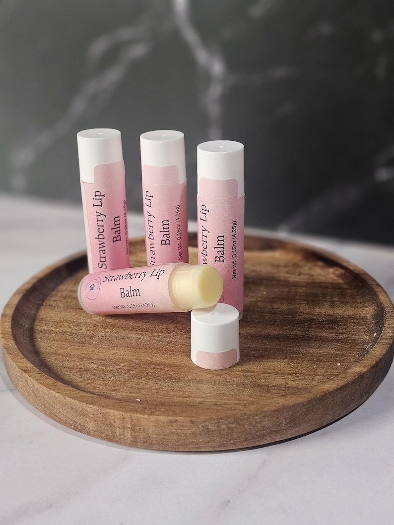 Puede incluir: Un letrero de madera r&uacute;stica con el texto "Welcome to our home" en letras blancas. El letrero presenta un acabado envejecido y un dise&ntilde;o sencillo y acogedor, ideal para un porche o entrada.