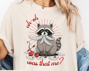 Divertente maglietta anti-San Valentino con procione e colori comfort, "Oh-oh, ero io?" Maglietta con gatto Cupido, regalo sarcastico con animale