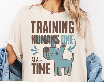 面白い犬のトレーナーのTシャツ、犬を一匹ずつ訓練するコンフォートカラーのシャツ、犬好きやトレーナーへのギフト